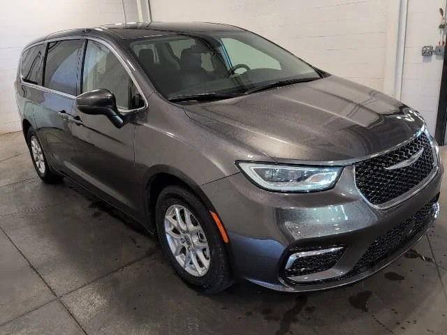Used 2023  Chrysler Touring L image 3