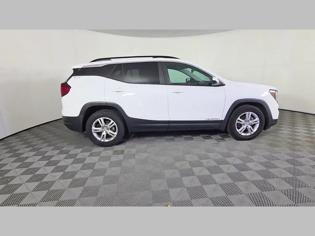 Used 2022 Summit White GMC SLE image 36