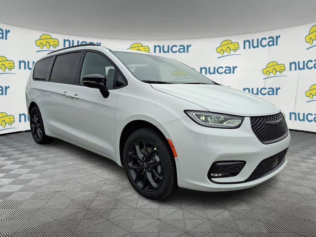 New 2026 Bright White Clear-Coat Exterior Paint Chrysler Select image 1