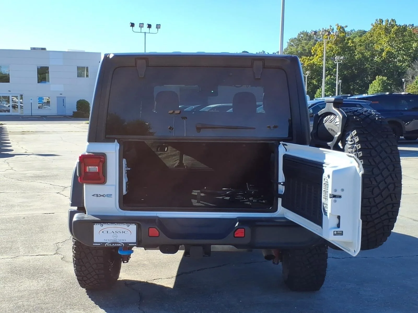 Used 2024 Bright White Clearcoat Jeep Rubicon image 24