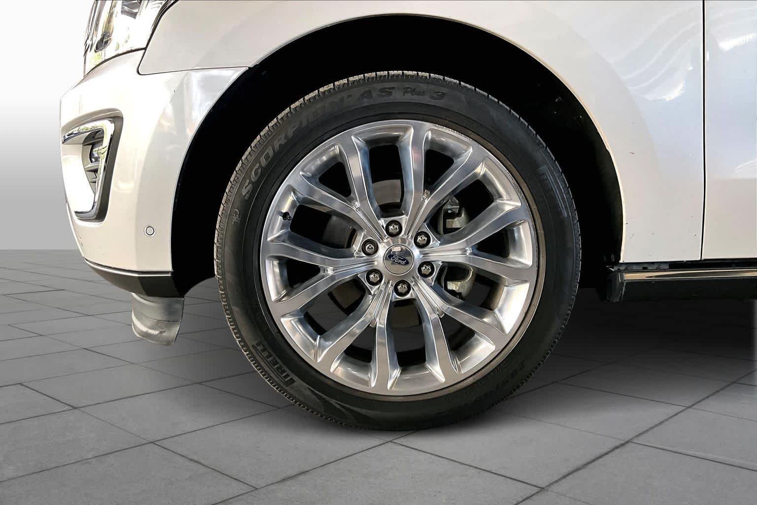 Used 2019 White Platinum Metallic Tri-Coat Ford Limited image 10
