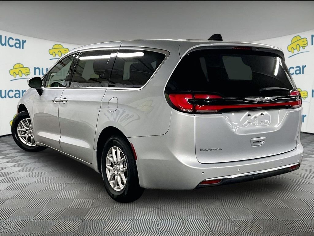 Used 2023 Silver Chrysler Touring L image 4