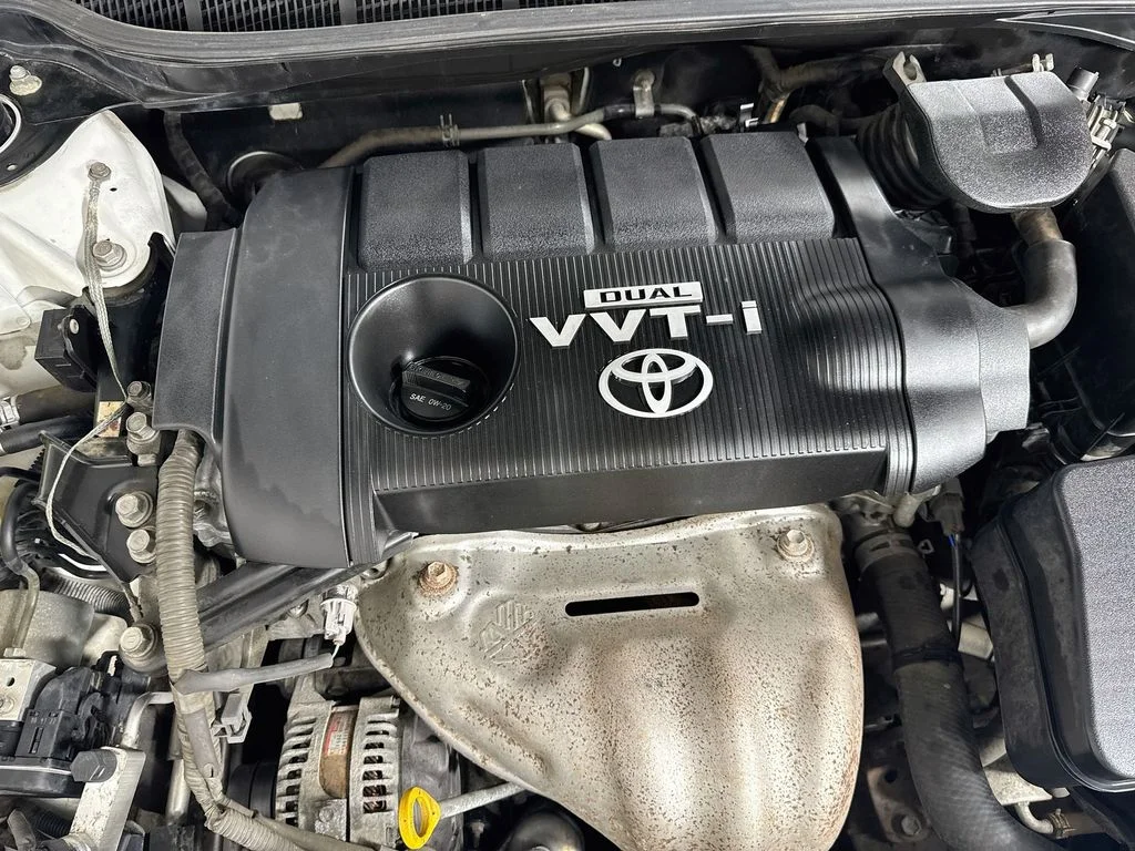 Used 2010 White Toyota LE image 35