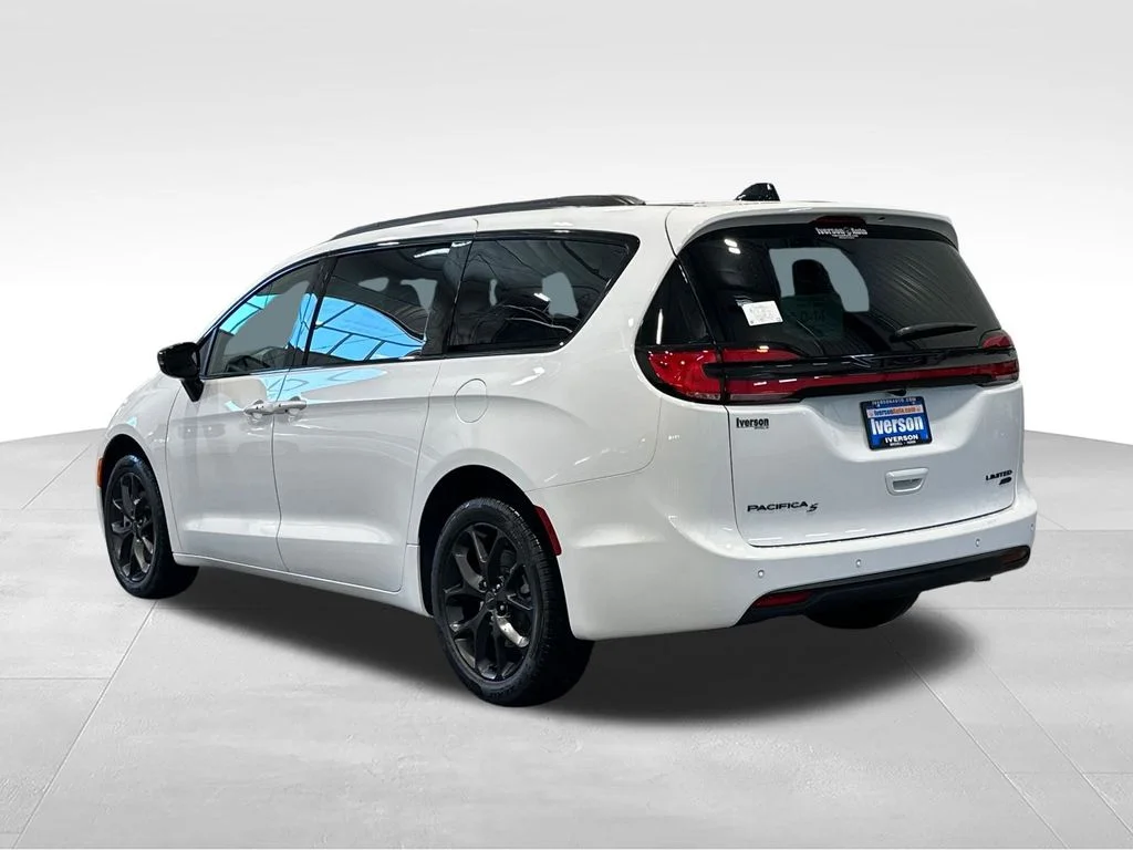 New 2027 Bright White Clear-Coat Exterior Paint Chrysler Limited image 5