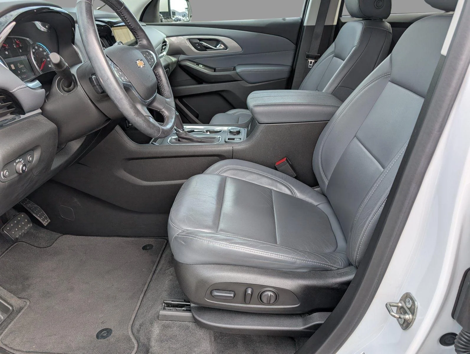 Used 2020 IRIDESCENT PEARL TRICOAT Chevrolet LT Leather image 12