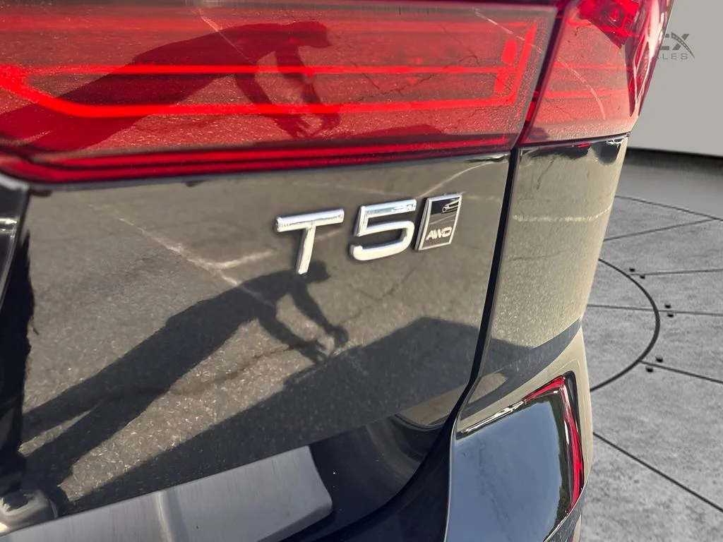 Used 2020 Black Volvo T5 Momentum image 24