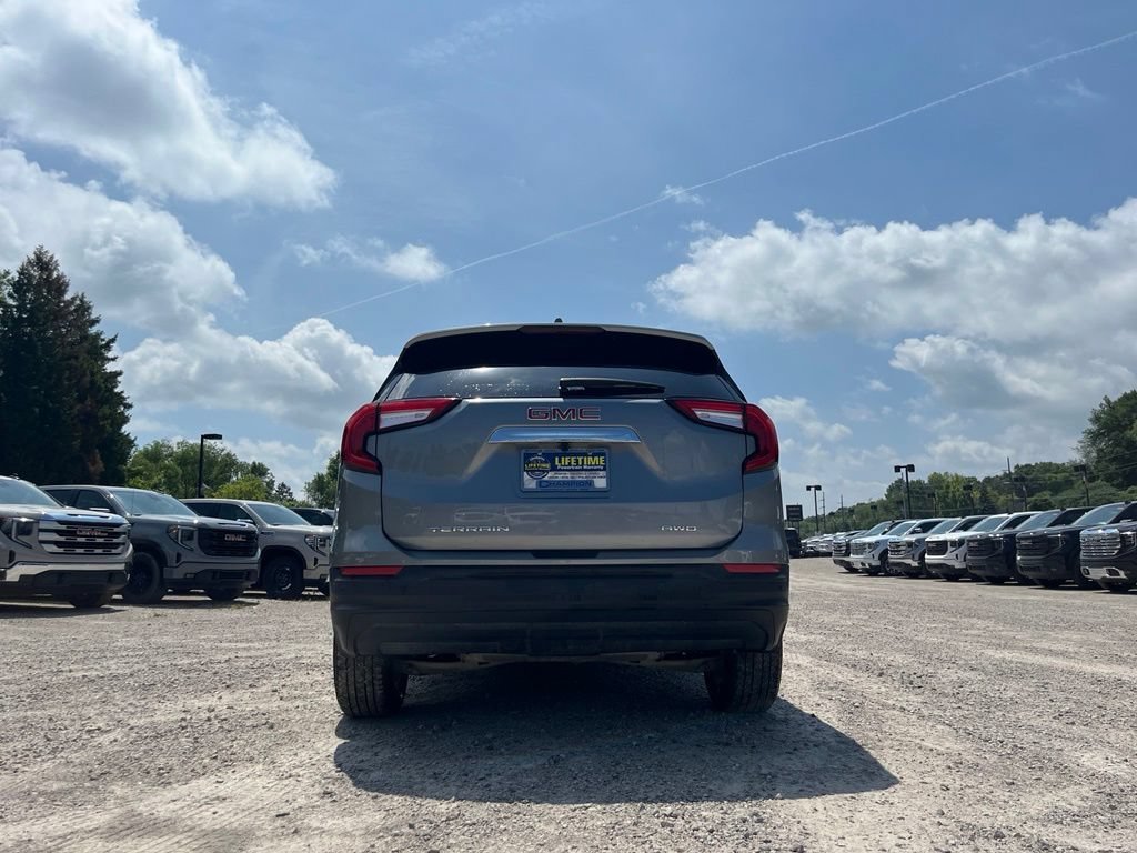 Used 2024 Sterling Metallic GMC SLE image 7