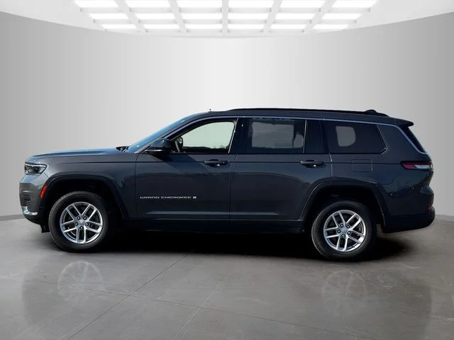 Used 2024 Gray Jeep Laredo image 4