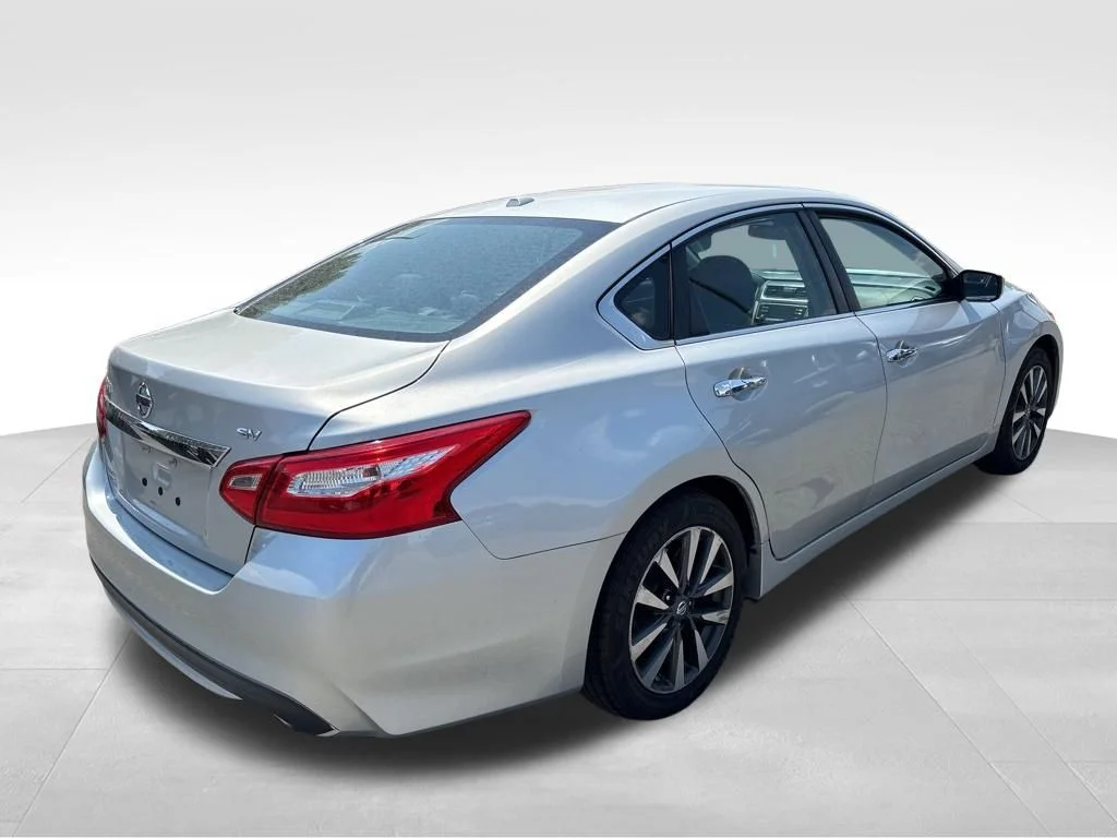 Used 2017 Silver Nissan 2.5 SV image 5