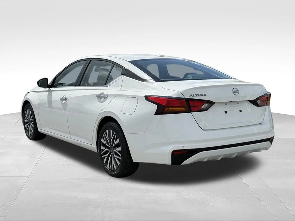 Used 2025 White Nissan 2.5 SV image 3