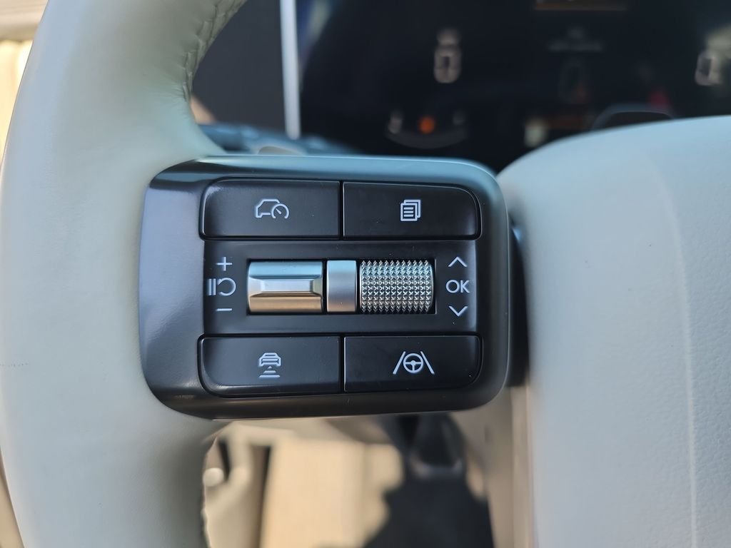Used 2025 Silver Hyundai SEL image 19