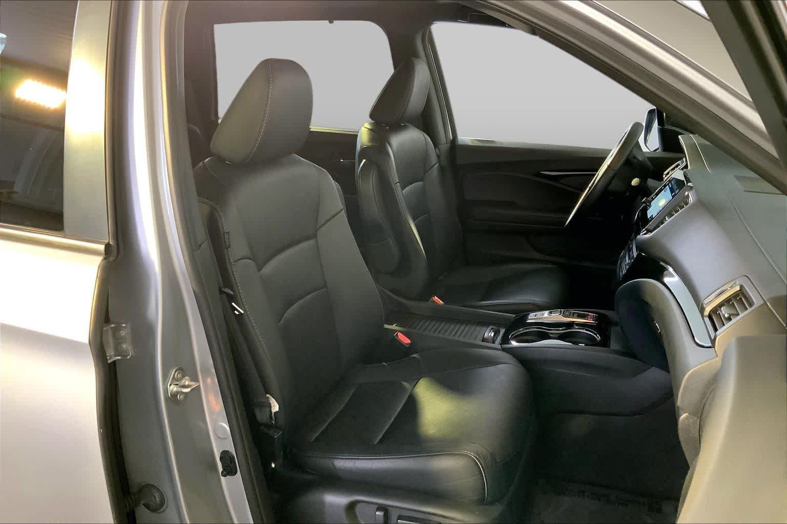 Used 2019 Lunar Silver Metallic Honda Touring image 8