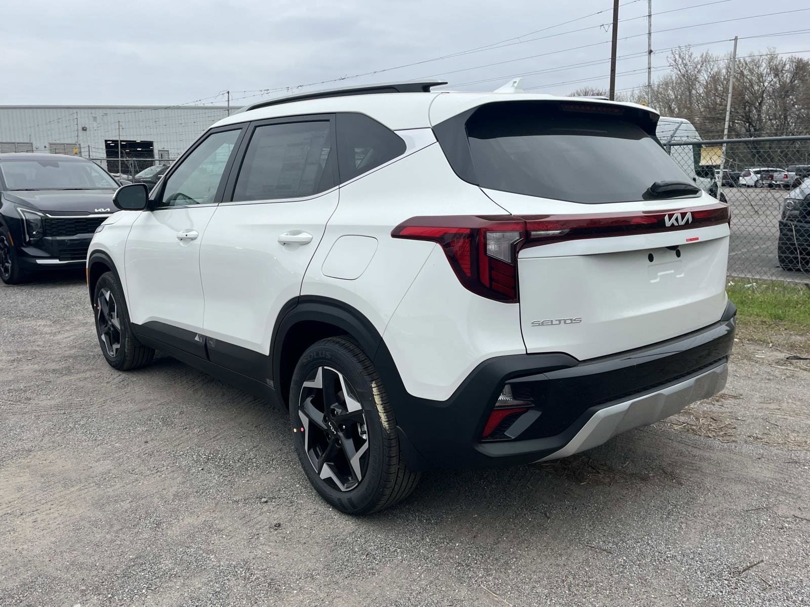 New 2026 Snow White Pearl Kia EX image 5