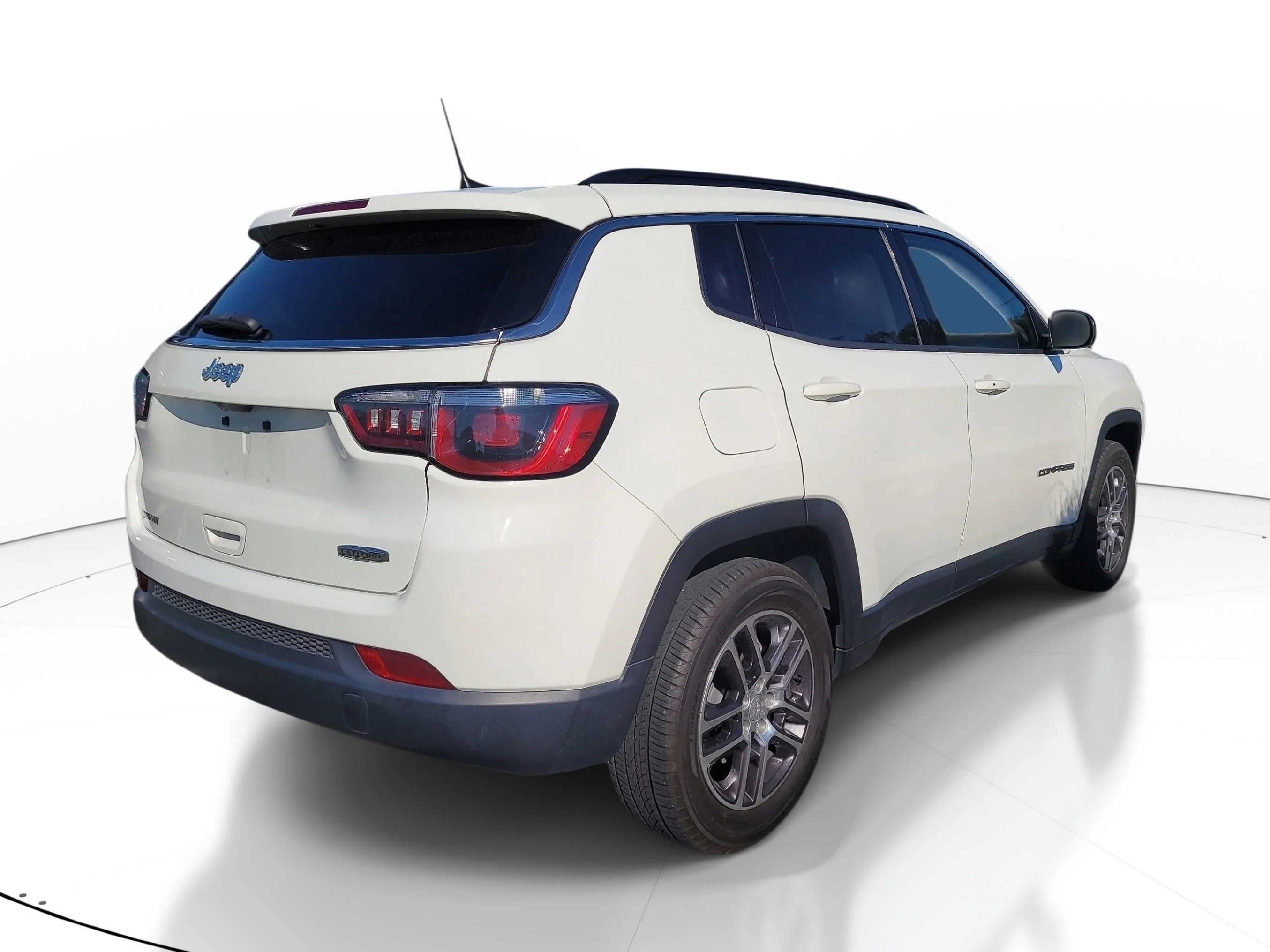 Used 2018 White Clearcoat Jeep Latitude image 6