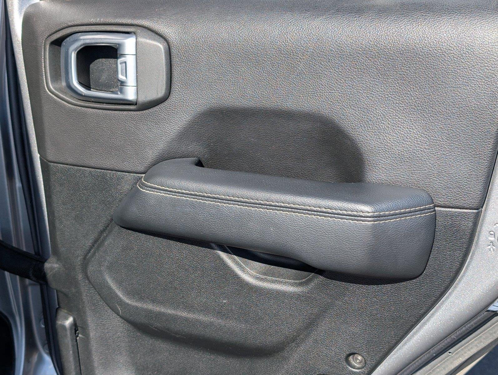 Used 2020 Billet Silver Metallic Clearcoat Jeep Sahara image 38