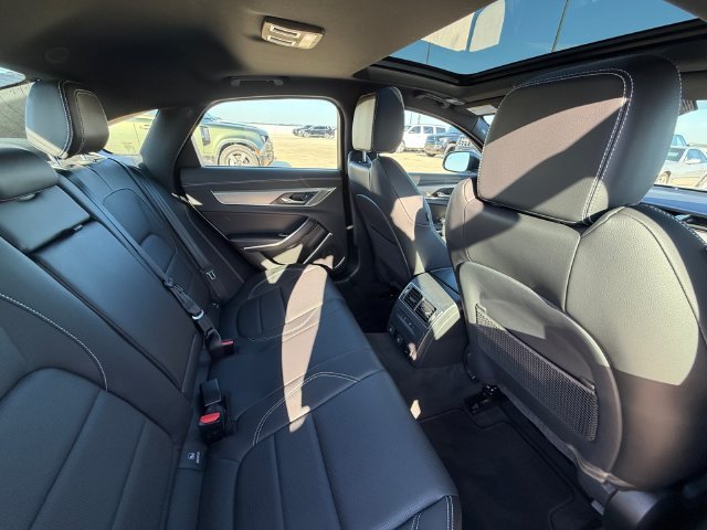 Used 2024  Jaguar R-Dynamic SE image 17