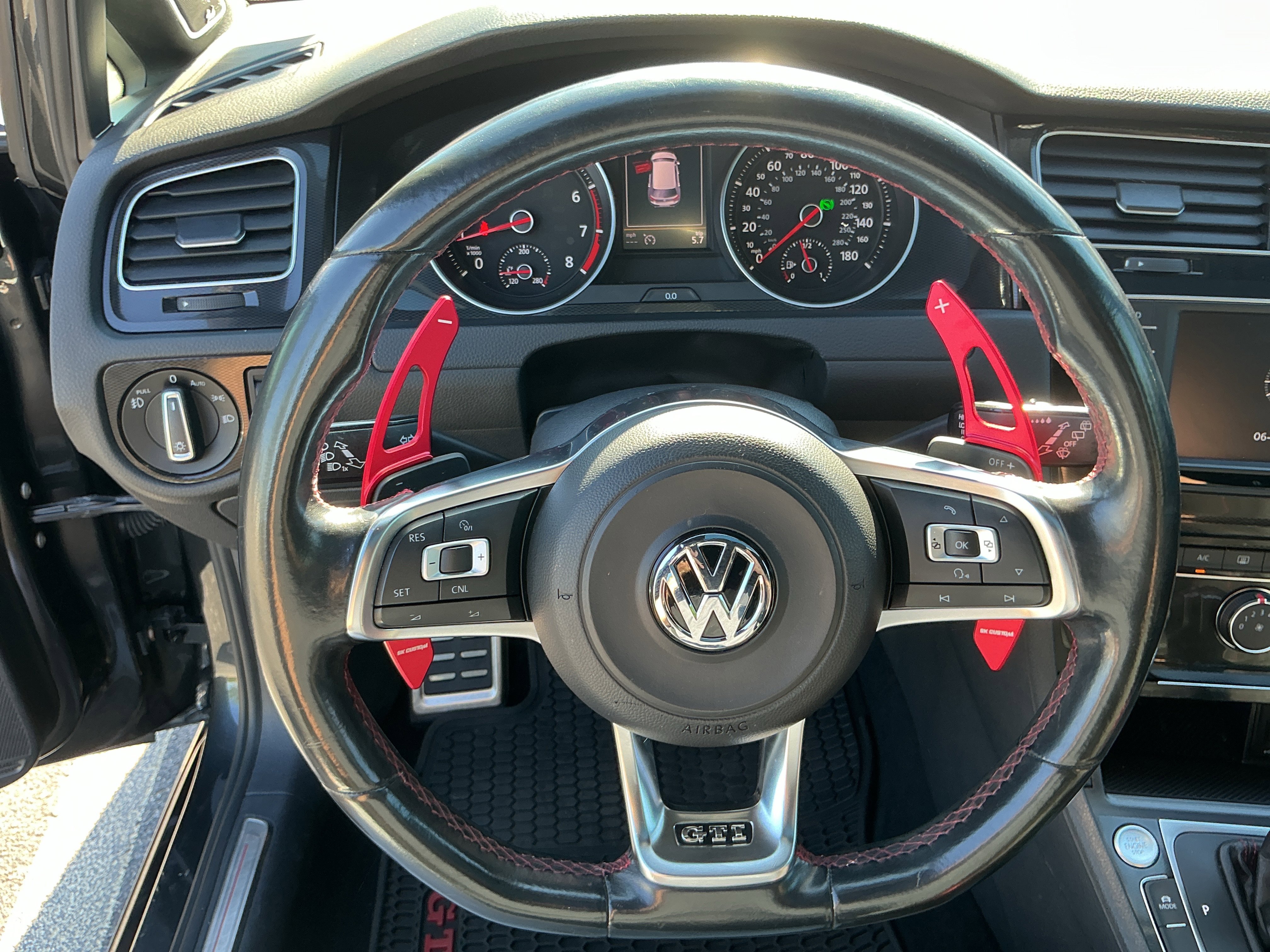 Used 2016 Steel Gray Metallic Volkswagen SE image 14