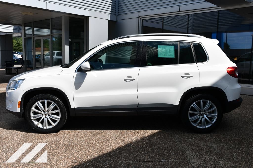 Used 2010  Volkswagen SE image 3