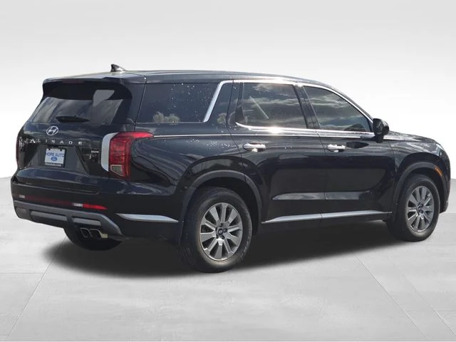 Used 2025 Black Hyundai SE image 5