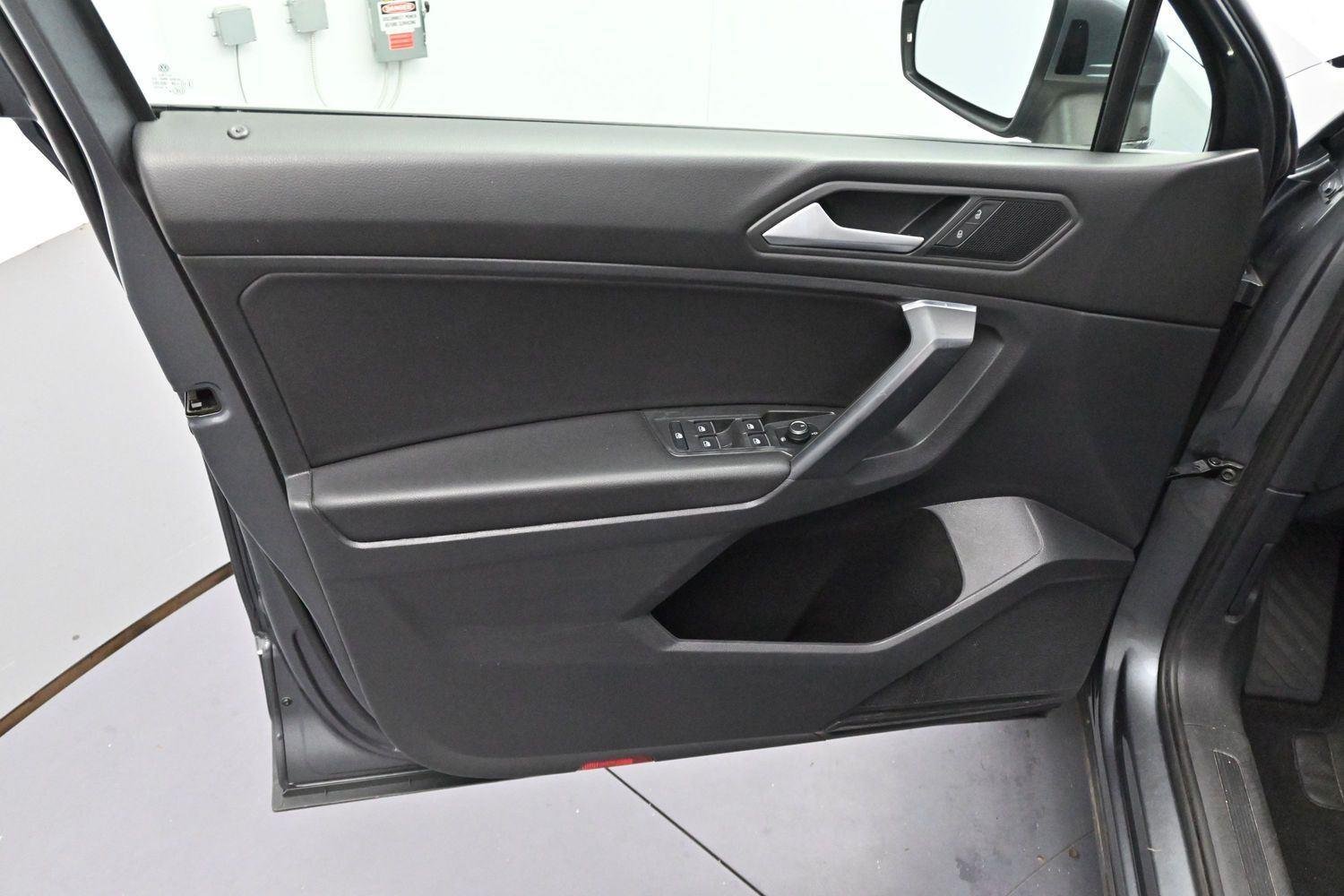 Used 2021 Platinum Gray Metallic Volkswagen SE image 9
