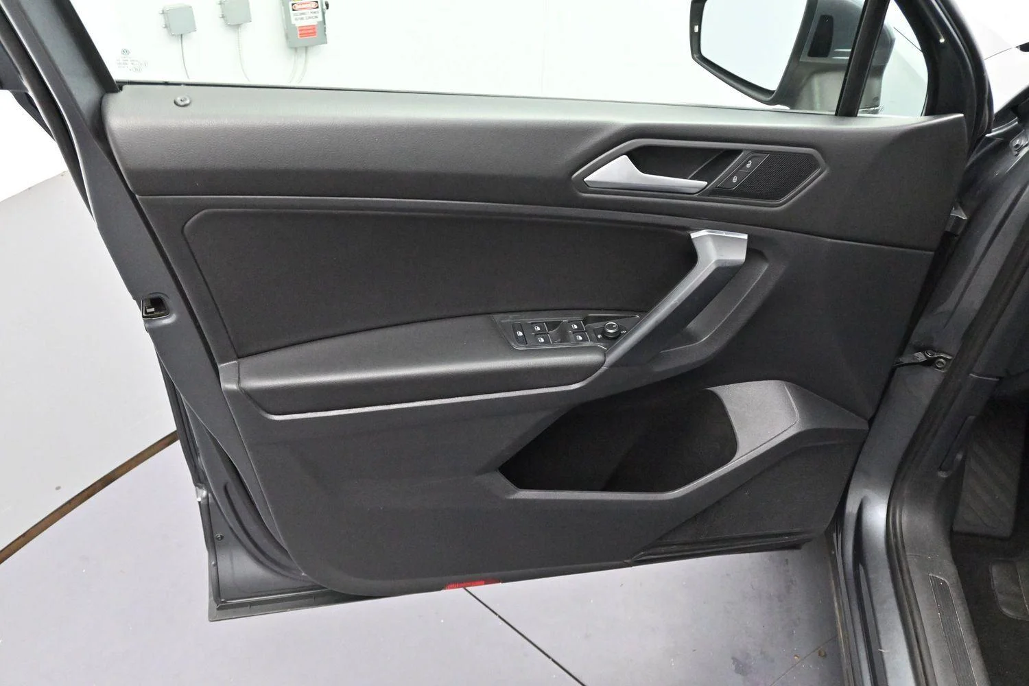 Used 2021 Platinum Gray Metallic Volkswagen SE image 9