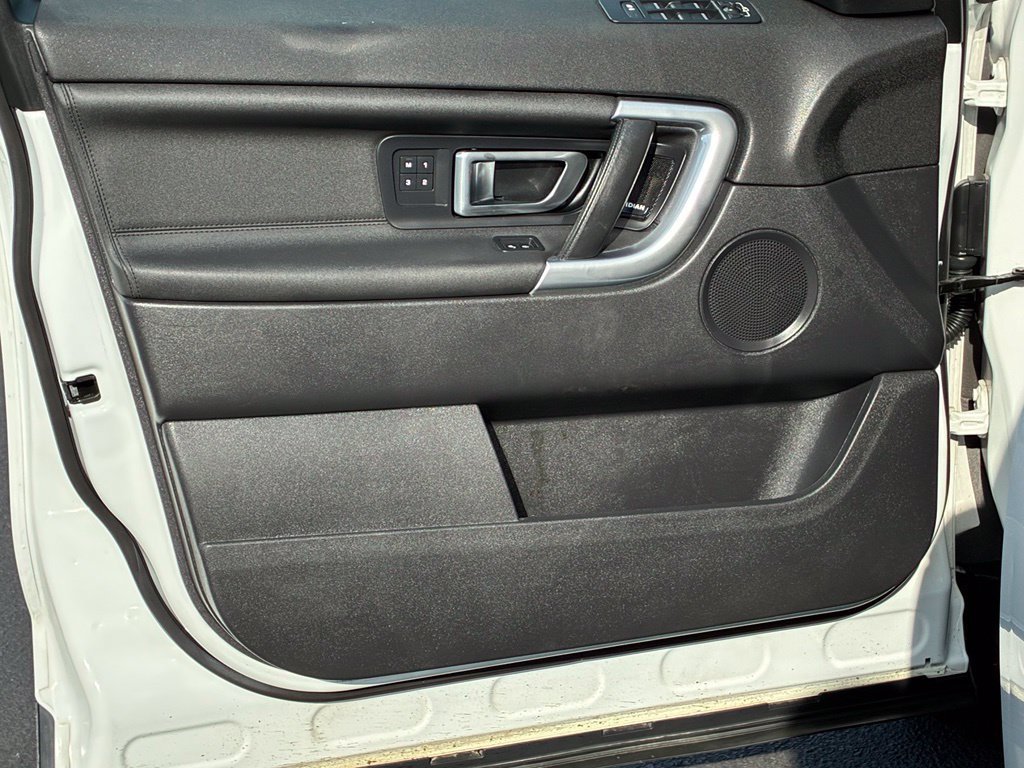 Used 2017 White Land Rover HSE image 19