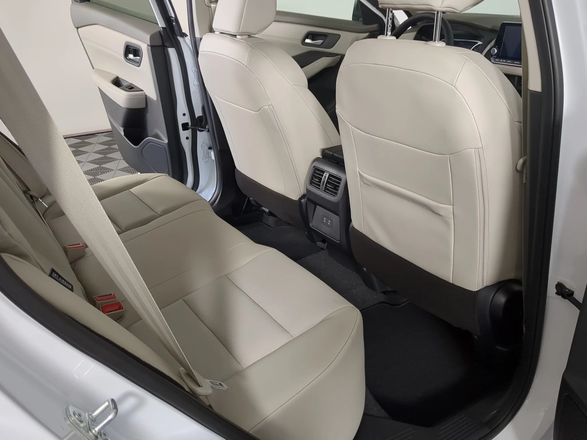New 2027 Everest White Pearl Tricoat Nissan SV image 22