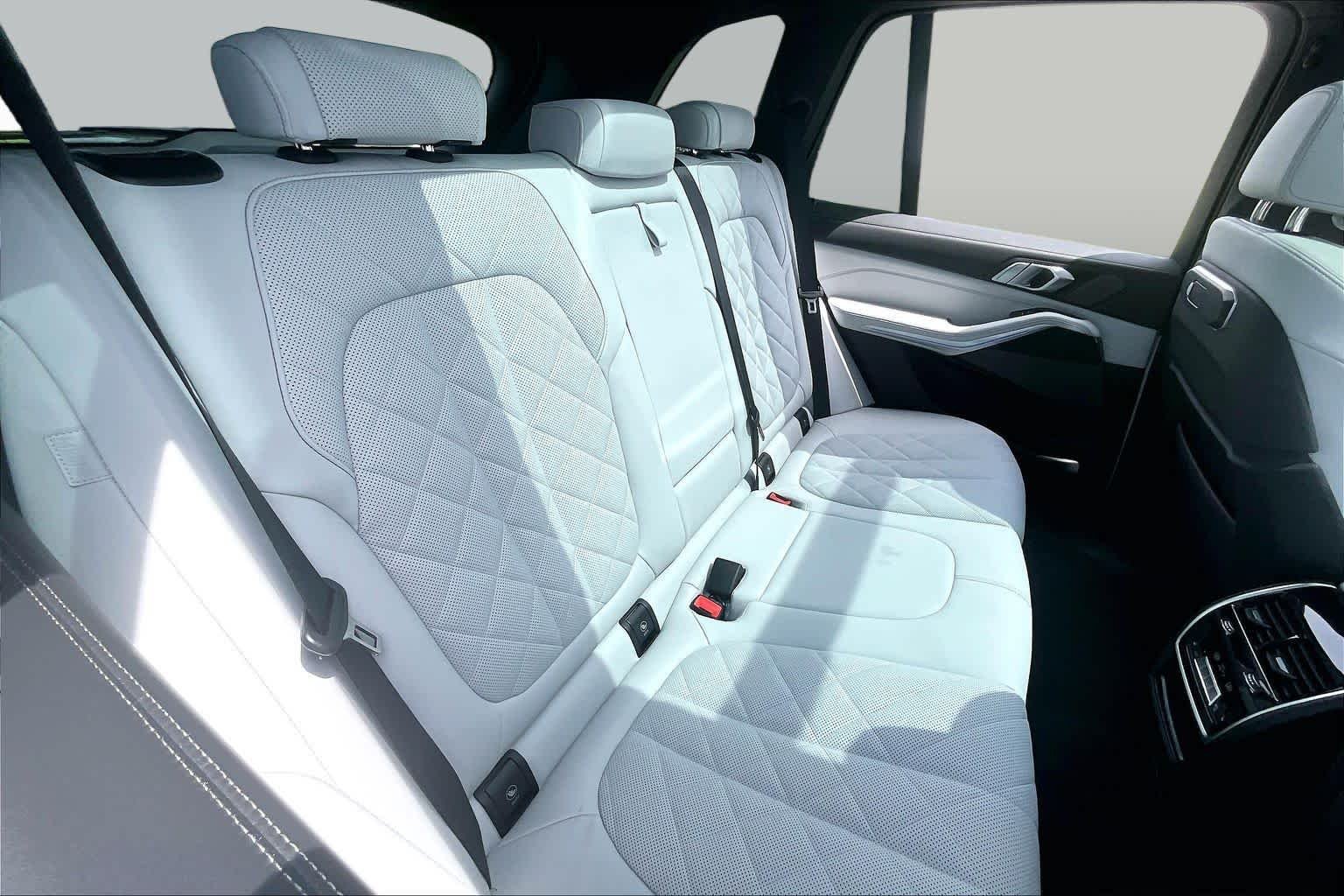 Used 2025 Alpine White BMW xDrive40i image 19