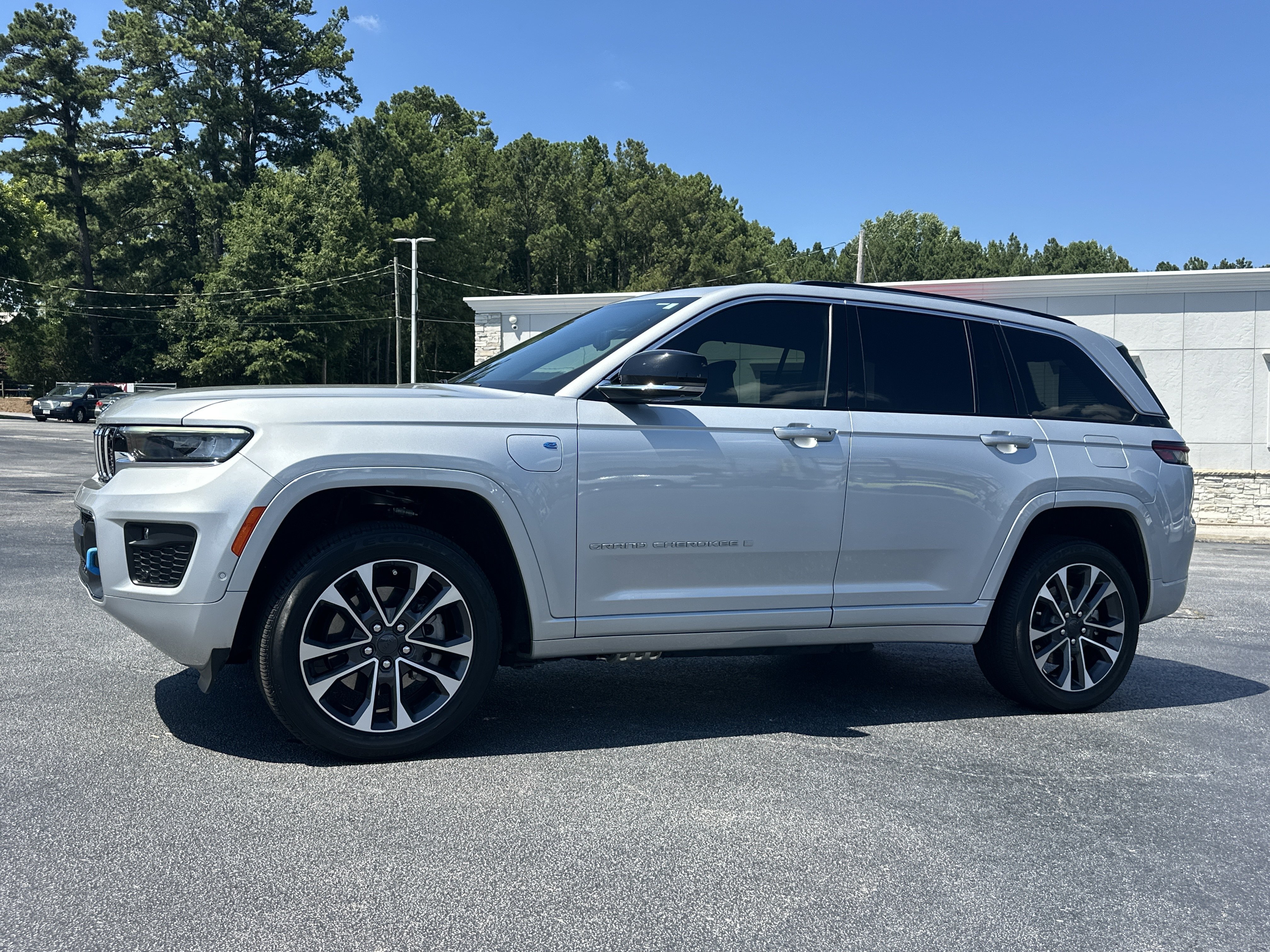 Used 2024 Silver Zynith Jeep Overland image 4