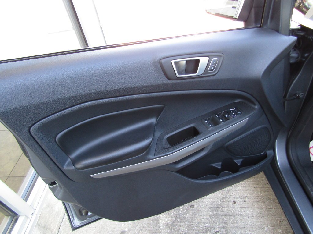 Used 2020  Ford Titanium image 19