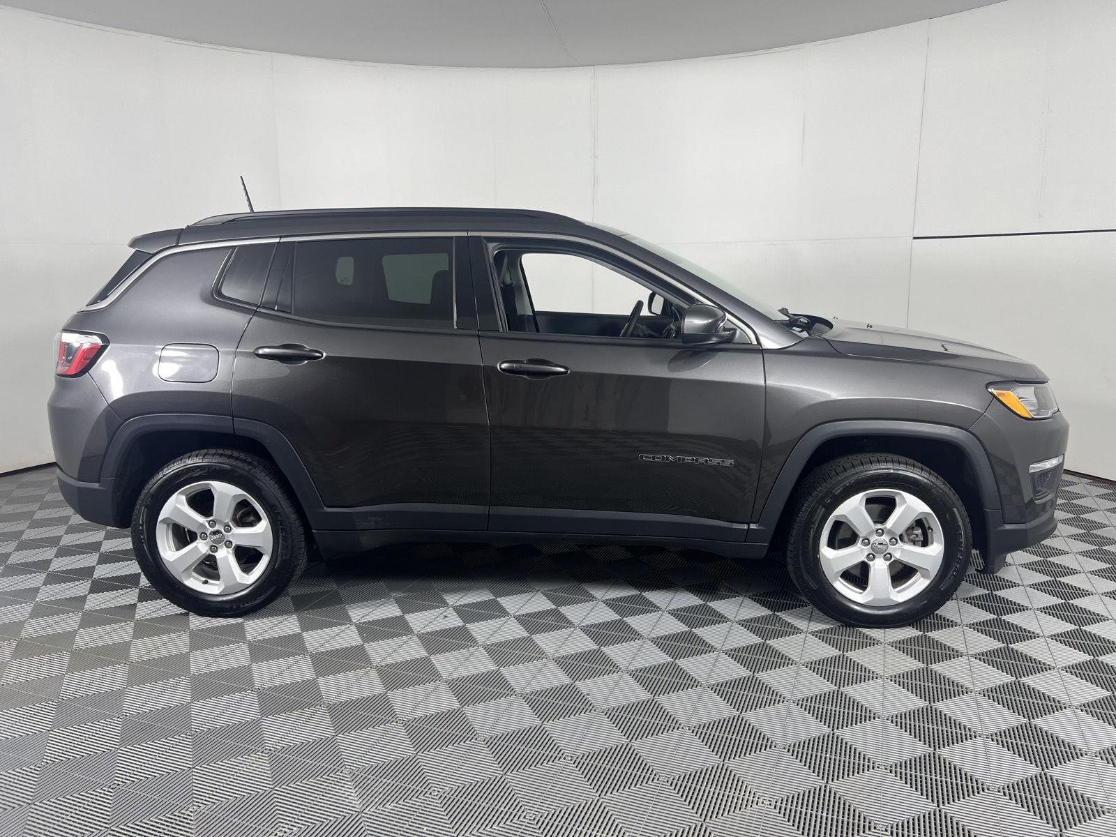 Used 2018 Granite Crystal Metallic Clearcoat Jeep Latitude image 11