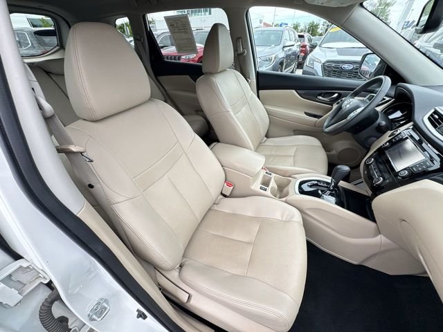 Used 2016 White Nissan SL image 26