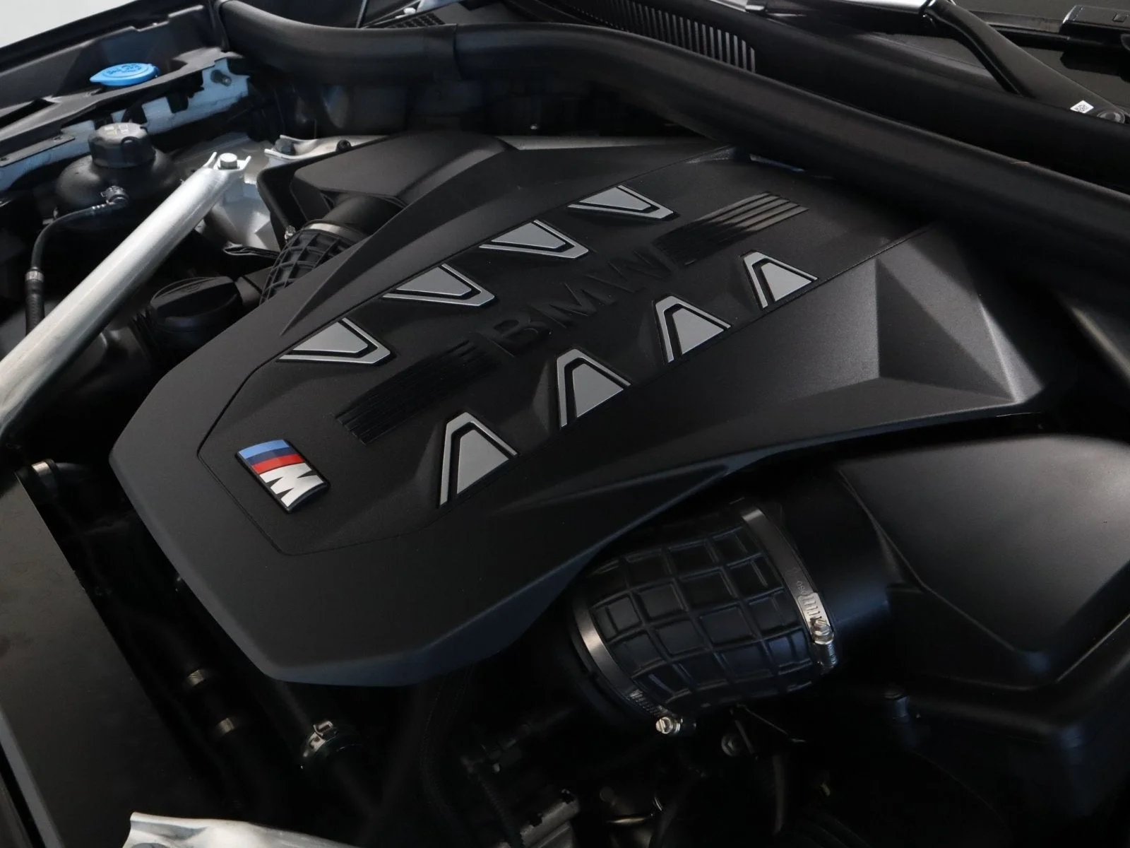 Used 2026 White BMW M60i image 11