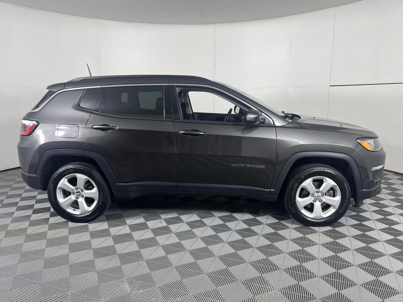 Used 2018 Granite Crystal Metallic Clearcoat Jeep Latitude image 11