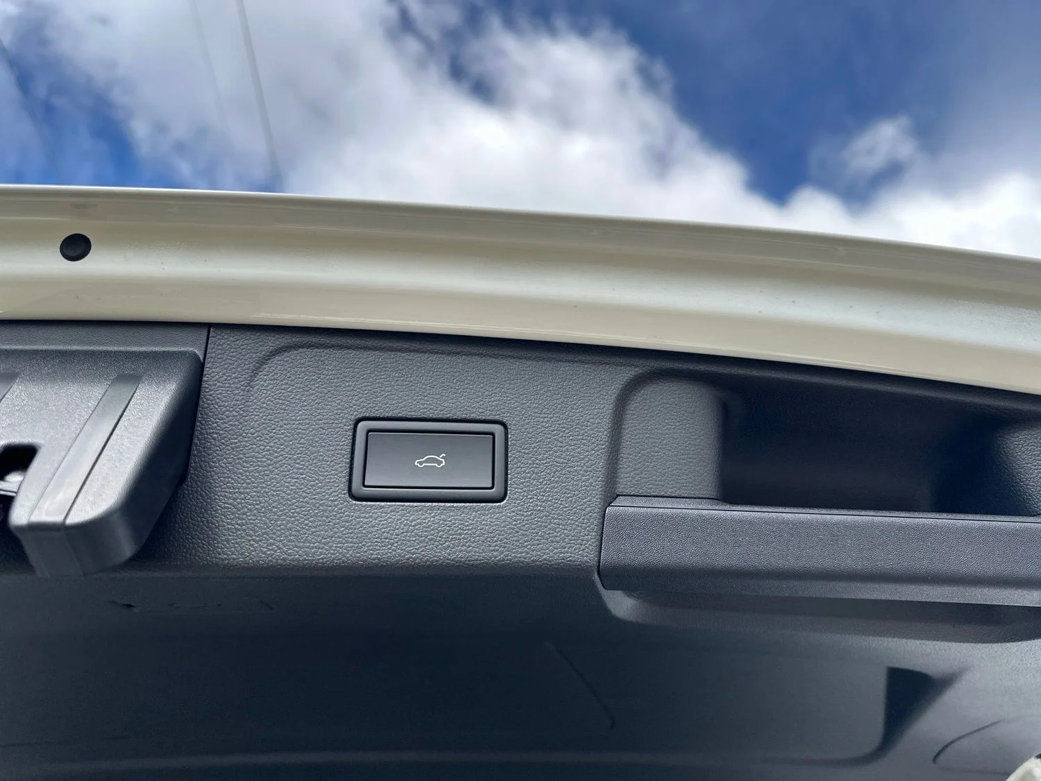 New 2026 White/off-white Volkswagen 2.0T SEL image 33
