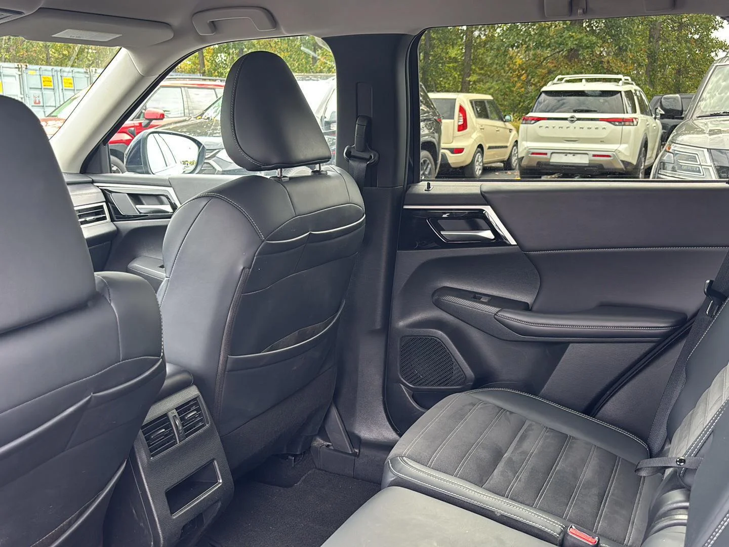 Used 2024 Cosmic Blue Metallic Mitsubishi SE image 18
