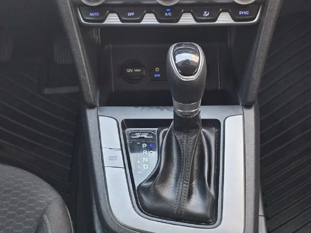 Used 2020 White Hyundai SE image 22