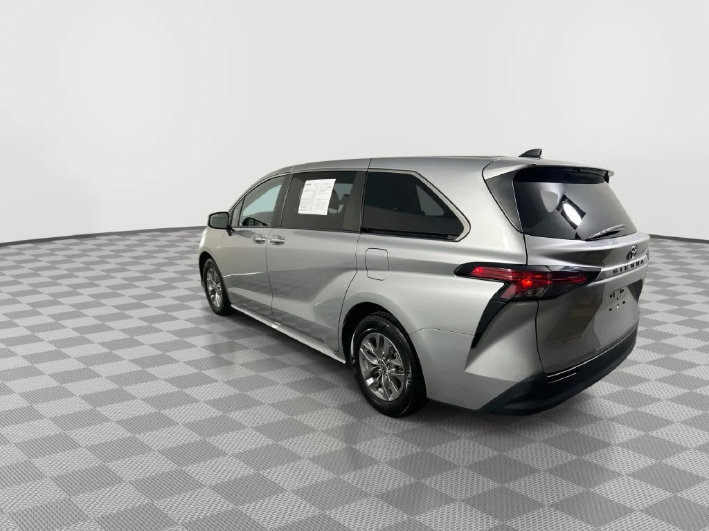 Used 2022 Silver Toyota XLE image 8