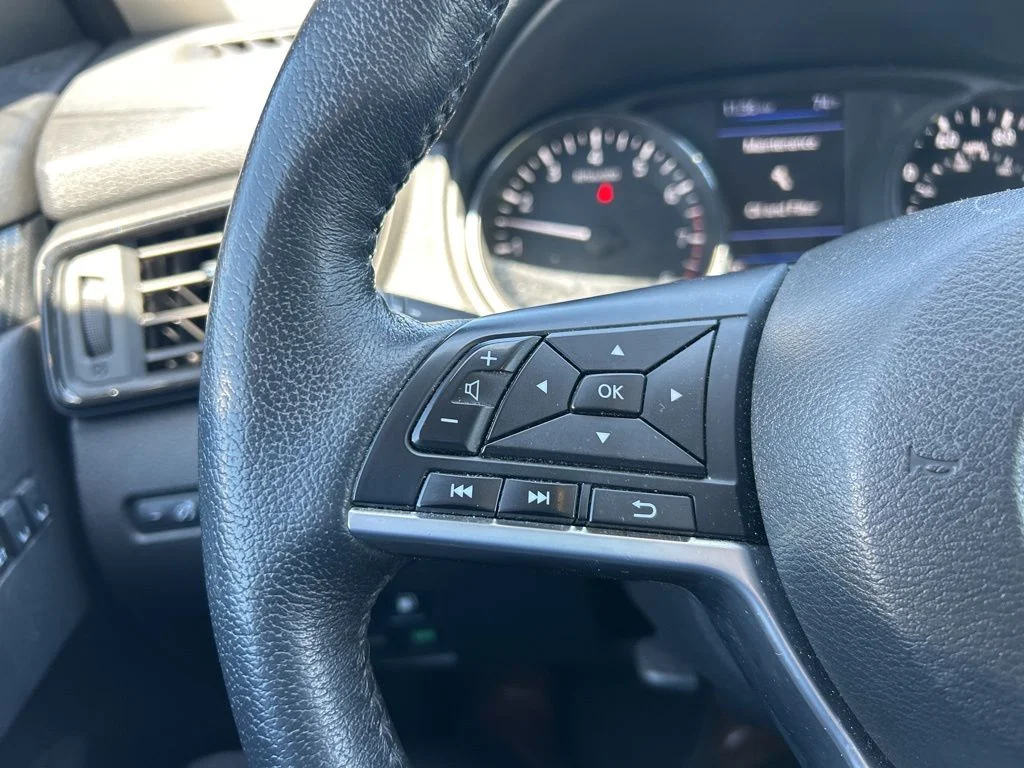Used 2019 Silver Nissan SL image 17