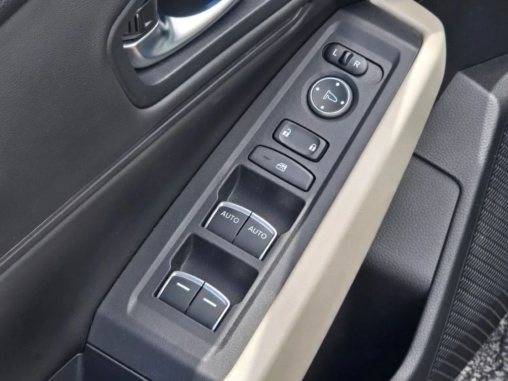 Used 2023  Honda EX image 17