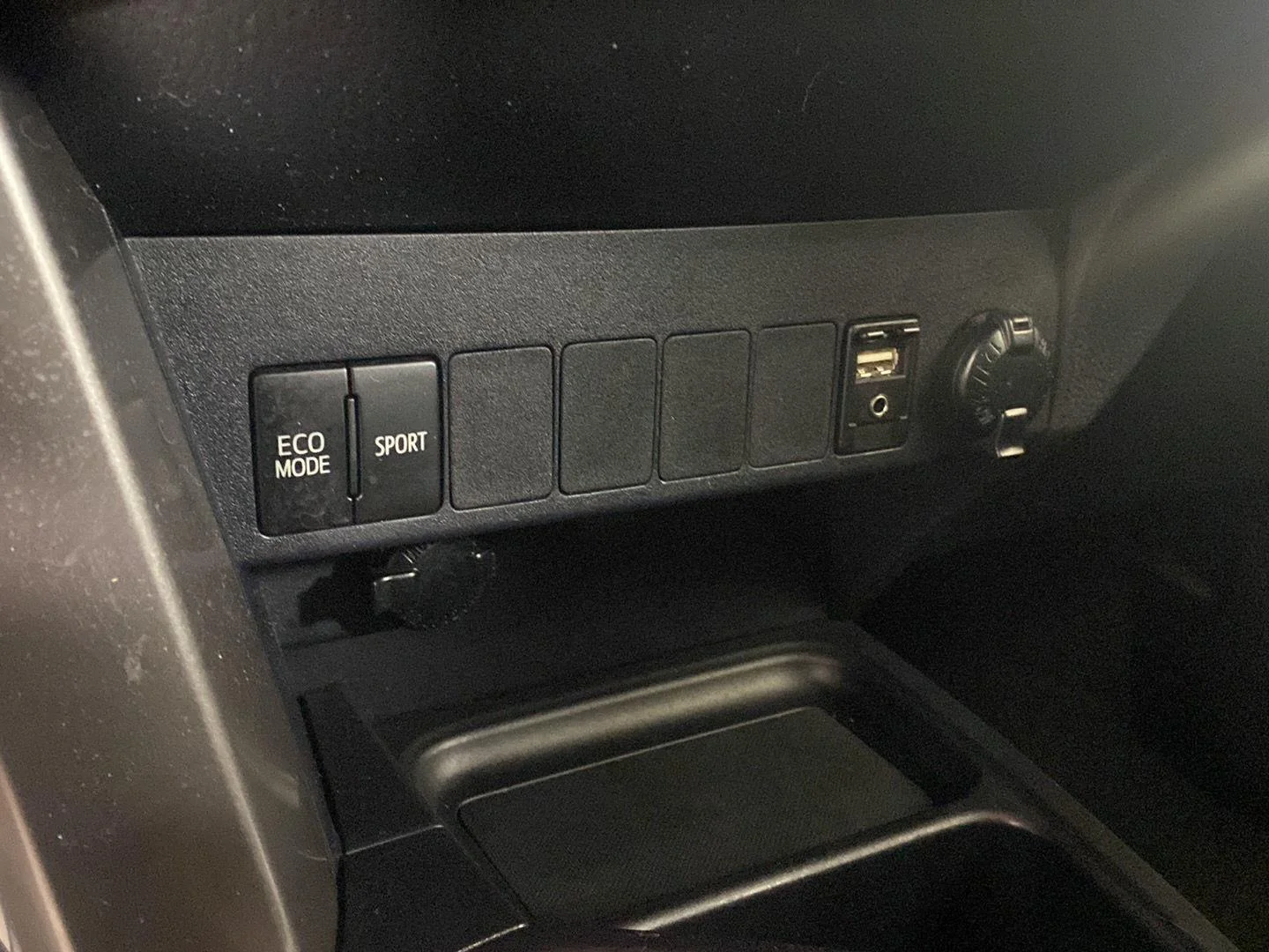 Used 2018 Galactic Aqua Mica Toyota XLE image 15