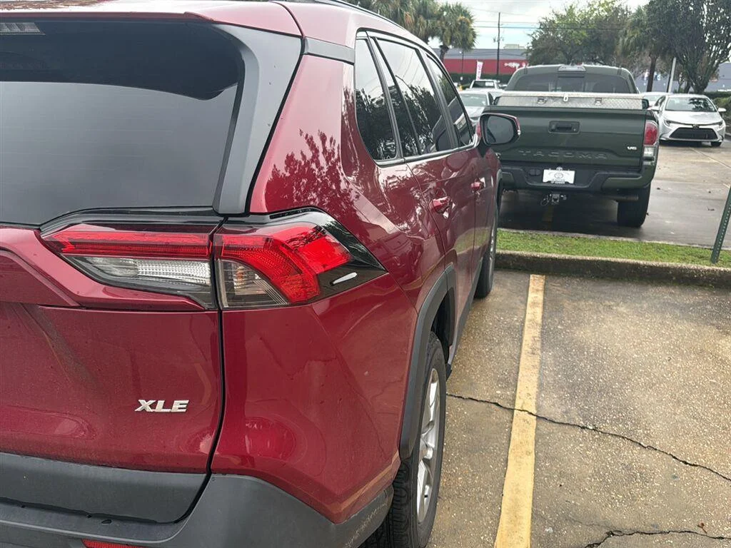 Used 2025 Ruby Flare Pearl Toyota XLE image 3