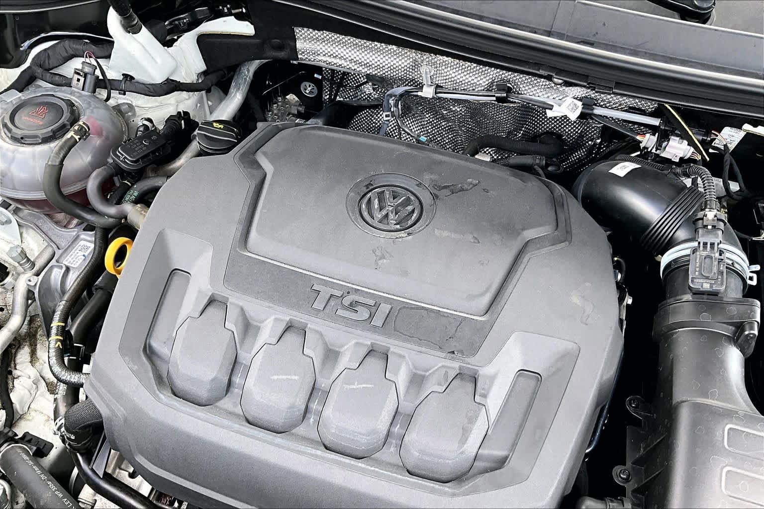 Used 2024 Pure White Volkswagen SE image 31
