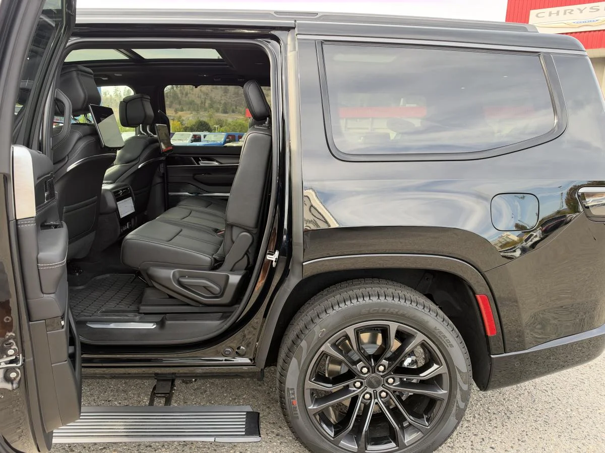 New 2026 Black Jeep Summit Obsidian image 17