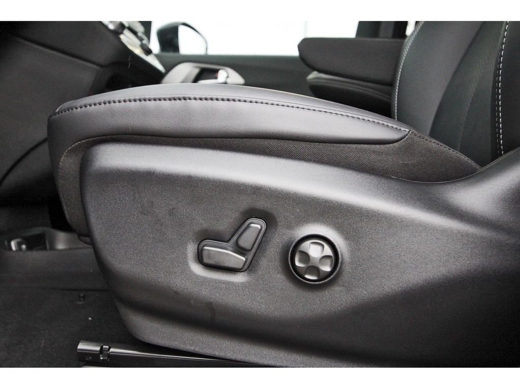 New 2027 Diamond Black Crystal Pearl-Coat Exterior Paint Chrysler Select image 17