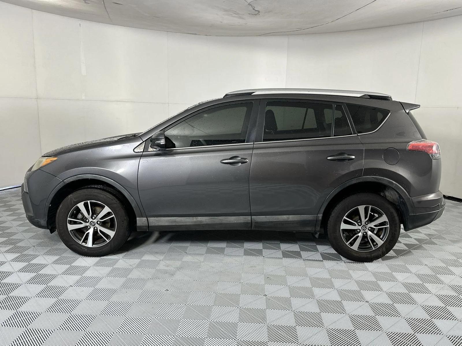 Used 2016 Gray Toyota XLE image 5