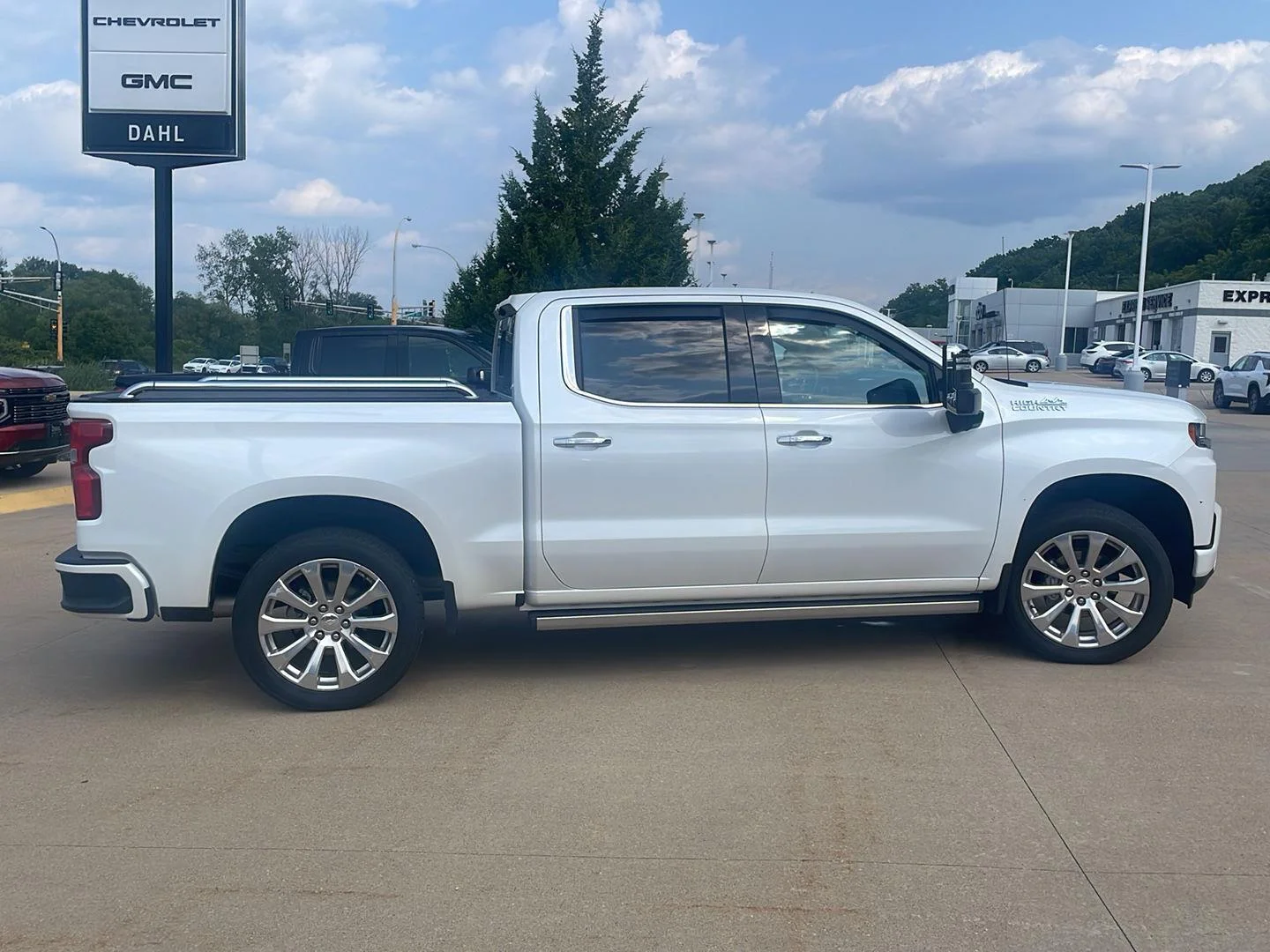 Used 2020 Chevrolet Silverado 1500 High Country with VIN 1GCUYHELXLZ152511 for sale in Winona, Minnesota