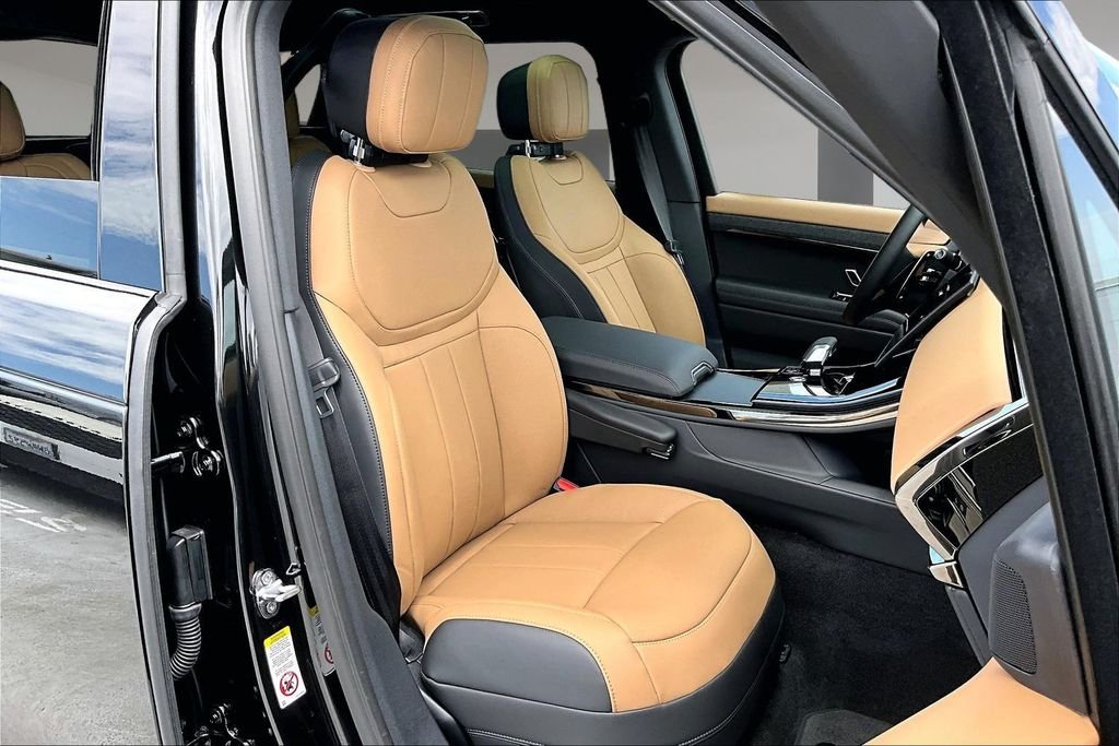 New 2026 SANTORINI BLACK Land Rover Dynamic SE image 11