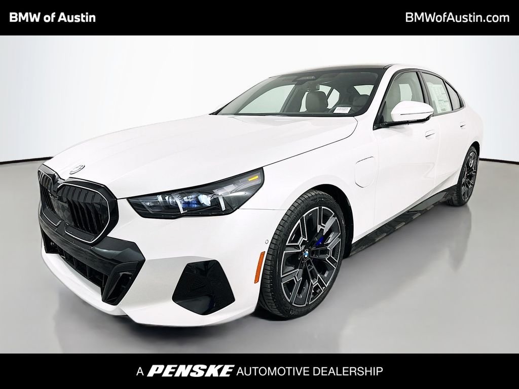 New 2027 Mineral White Metallic BMW 550e xDrive image 1