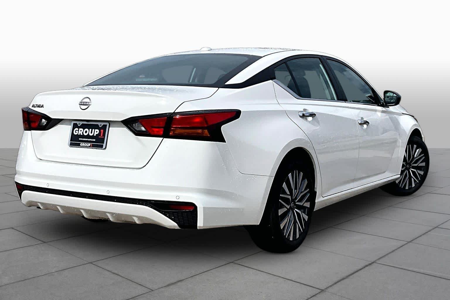 Used 2025 Glacier White Nissan SV image 12